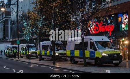 Polizeiwagen vor dem Disney-Laden in der Oxford Street während der Pandemiesperre in London. Stockfoto