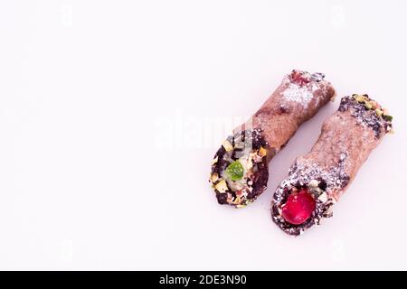 Sizilianische Dessert Cannoli mit Frischkäse und Pistazie auf weißem Hintergrund. Stockfoto