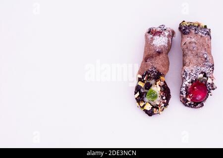Sizilianische Dessert Cannoli mit Frischkäse und Pistazie auf weißem Hintergrund. Stockfoto