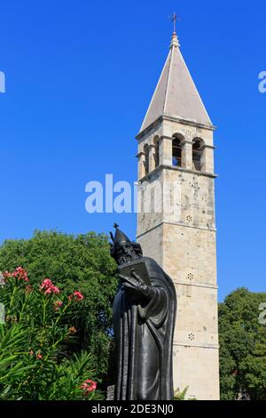 Statue des römisch-katholischen Bischofs Gregor von Nin aus dem 10. Jahrhundert und Glockenturm im Giardin Park in Split, Kroatien Stockfoto