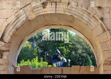 Statue des römisch-katholischen Bischofs Gregor von Nin aus dem 10. Jahrhundert aus einem Fenster des Goldenen Tores in Split, Kroatien Stockfoto