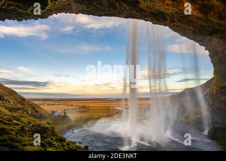 Idyllische Aufnahme des Seljalandsfoss Wasserfalls mit Touristen, Südisland Stockfoto