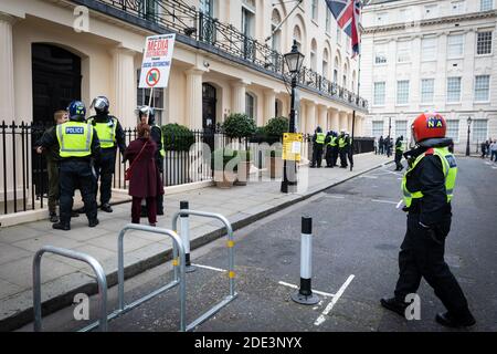 London, Großbritannien. November 2020. Demonstranten werden während der Demonstration von der Polizei gestoppt.Absperrungsprotestierende gehen wieder auf die Straße. Die Save Our Rights Bewegung organisierte die Kundgebung, um die Menschen für Freiheit und Gerechtigkeit zu vereinen und eine echte Demokratie zu entwickeln, die sie aufgrund des Coronavirus-Gesetzes als bedroht ansehen. Kredit: SOPA Images Limited/Alamy Live Nachrichten Stockfoto