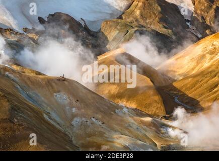 Landschaftlich schöner Blick auf Hochland mit Bergkette unter Wolken An sonnigen Tag Stockfoto