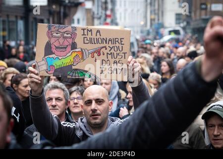 London, Großbritannien. November 2020. Ein Protestler mit einem Plakat, das seine Meinung zum Ausdruck bringt, als er während der Demonstration von Marble Arch durch die Stadt marschiert.Sperrprotestierende gehen wieder auf die Straße. Die Save Our Rights Bewegung organisierte die Kundgebung, um die Menschen für Freiheit und Gerechtigkeit zu vereinen und eine echte Demokratie zu entwickeln, die sie aufgrund des Coronavirus-Gesetzes als bedroht ansehen. Kredit: SOPA Images Limited/Alamy Live Nachrichten Stockfoto