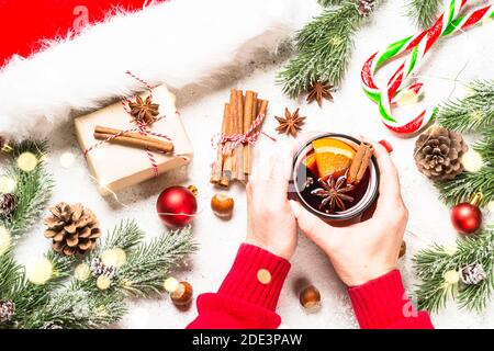 Glühwein in roten Tassen mit weihnachtsschmuck. Stockfoto