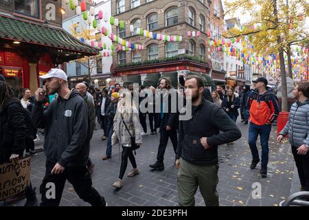 London, Großbritannien. November 2020. Demonstranten nehmen am 28. November 2020 an einem Anti-Lockdown-Protest in London, Großbritannien, Teil. Mehr als 60 Menschen wurden verhaftet, als am Samstag im Zentrum Londons Demonstranten gegen die Sperre mit der Polizei zusammenprallten, berichteten lokale Medien. Quelle: Ray Tang/Xinhua/Alamy Live News Stockfoto