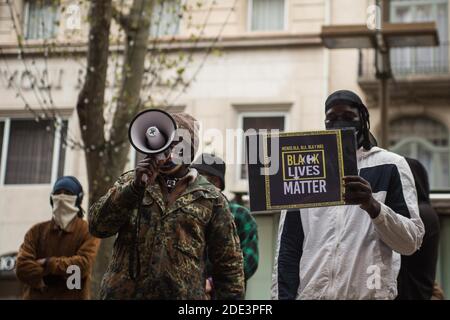 28. November 2020: Der Tod des 40-jährigen JoÃ£o Alberto Silveira, eines schwarzen Mannes, der am 19. November von Carrefour Vigilanten in Porto Alegre, Brasilien, brutal geschlagen wurde, hat eine Protestwelle in mehreren brasilianischen Städten ausgelöst. In Barcelona machen antirassistische Gruppen am Samstag, den 28. November, vor dem Carrefour in Las Ramblas einen Akt der Ablehnung.Quelle: Thiago Prudencio/DAX/ZUMA Wire/Alamy Live News Stockfoto