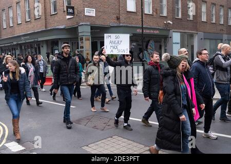 London, Großbritannien. November 2020. Demonstranten nehmen am 28. November 2020 an einem Anti-Lockdown-Protest in London, Großbritannien, Teil. Mehr als 60 Menschen wurden verhaftet, als am Samstag im Zentrum Londons Demonstranten gegen die Sperre mit der Polizei zusammenprallten, berichteten lokale Medien. Quelle: Ray Tang/Xinhua/Alamy Live News Stockfoto