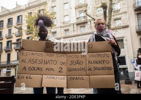 28. November 2020: Der Tod des 40-jährigen JoÃ£o Alberto Silveira, eines schwarzen Mannes, der am 19. November von Carrefour Vigilanten in Porto Alegre, Brasilien, brutal geschlagen wurde, hat eine Protestwelle in mehreren brasilianischen Städten ausgelöst. In Barcelona machen antirassistische Gruppen am Samstag, den 28. November, vor dem Carrefour in Las Ramblas einen Akt der Ablehnung.Quelle: Thiago Prudencio/DAX/ZUMA Wire/Alamy Live News Stockfoto