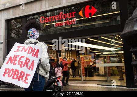 28. November 2020: Der Tod des 40-jährigen JoÃ£o Alberto Silveira, eines schwarzen Mannes, der am 19. November von Carrefour Vigilanten in Porto Alegre, Brasilien, brutal geschlagen wurde, hat eine Protestwelle in mehreren brasilianischen Städten ausgelöst. In Barcelona machen antirassistische Gruppen am Samstag, den 28. November, vor dem Carrefour in Las Ramblas einen Akt der Ablehnung.Quelle: Thiago Prudencio/DAX/ZUMA Wire/Alamy Live News Stockfoto