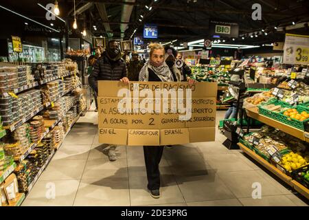 28. November 2020: Der Tod des 40-jährigen JoÃ£o Alberto Silveira, eines schwarzen Mannes, der am 19. November von Carrefour Vigilanten in Porto Alegre, Brasilien, brutal geschlagen wurde, hat eine Protestwelle in mehreren brasilianischen Städten ausgelöst. In Barcelona machen antirassistische Gruppen am Samstag, den 28. November, vor dem Carrefour in Las Ramblas einen Akt der Ablehnung.Quelle: Thiago Prudencio/DAX/ZUMA Wire/Alamy Live News Stockfoto