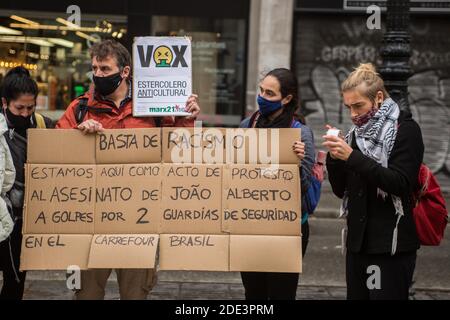 28. November 2020: Der Tod des 40-jährigen JoÃ£o Alberto Silveira, eines schwarzen Mannes, der am 19. November von Carrefour Vigilanten in Porto Alegre, Brasilien, brutal geschlagen wurde, hat eine Protestwelle in mehreren brasilianischen Städten ausgelöst. In Barcelona machen antirassistische Gruppen am Samstag, den 28. November, vor dem Carrefour in Las Ramblas einen Akt der Ablehnung.Quelle: Thiago Prudencio/DAX/ZUMA Wire/Alamy Live News Stockfoto