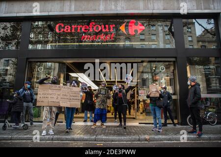28. November 2020: Der Tod des 40-jährigen JoÃ£o Alberto Silveira, eines schwarzen Mannes, der am 19. November von Carrefour Vigilanten in Porto Alegre, Brasilien, brutal geschlagen wurde, hat eine Protestwelle in mehreren brasilianischen Städten ausgelöst. In Barcelona machen antirassistische Gruppen am Samstag, den 28. November, vor dem Carrefour in Las Ramblas einen Akt der Ablehnung.Quelle: Thiago Prudencio/DAX/ZUMA Wire/Alamy Live News Stockfoto