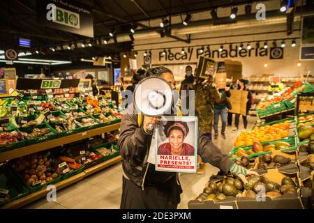 28. November 2020: Der Tod des 40-jährigen JoÃ£o Alberto Silveira, eines schwarzen Mannes, der am 19. November von Carrefour Vigilanten in Porto Alegre, Brasilien, brutal geschlagen wurde, hat eine Protestwelle in mehreren brasilianischen Städten ausgelöst. In Barcelona machen antirassistische Gruppen am Samstag, den 28. November, vor dem Carrefour in Las Ramblas einen Akt der Ablehnung.Quelle: Thiago Prudencio/DAX/ZUMA Wire/Alamy Live News Stockfoto