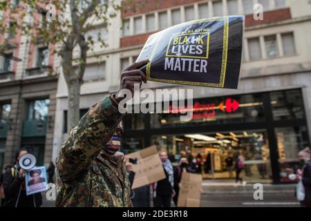 28. November 2020: Der Tod des 40-jährigen JoÃ£o Alberto Silveira, eines schwarzen Mannes, der am 19. November von Carrefour Vigilanten in Porto Alegre, Brasilien, brutal geschlagen wurde, hat eine Protestwelle in mehreren brasilianischen Städten ausgelöst. In Barcelona machen antirassistische Gruppen am Samstag, den 28. November, vor dem Carrefour in Las Ramblas einen Akt der Ablehnung.Quelle: Thiago Prudencio/DAX/ZUMA Wire/Alamy Live News Stockfoto