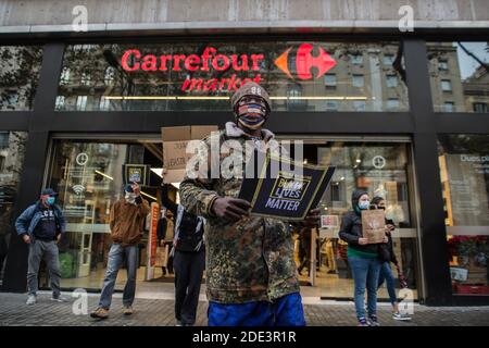 28. November 2020: Der Tod des 40-jährigen JoÃ£o Alberto Silveira, eines schwarzen Mannes, der am 19. November von Carrefour Vigilanten in Porto Alegre, Brasilien, brutal geschlagen wurde, hat eine Protestwelle in mehreren brasilianischen Städten ausgelöst. In Barcelona machen antirassistische Gruppen am Samstag, den 28. November, vor dem Carrefour in Las Ramblas einen Akt der Ablehnung.Quelle: Thiago Prudencio/DAX/ZUMA Wire/Alamy Live News Stockfoto