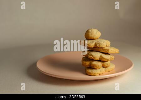 Eine Pyramide von Cookies auf einem rosa Teller. Stockfoto