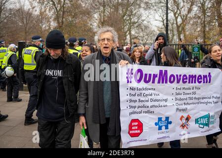 Piers Corbyn führt einen Anti-Lockdown-protestmarsch im Hyde Park, London, Großbritannien, mit einem Banner unserer Bewegung an. Anti-Maske, Anti-Impfstoff, Anti 5G, E202 Stockfoto