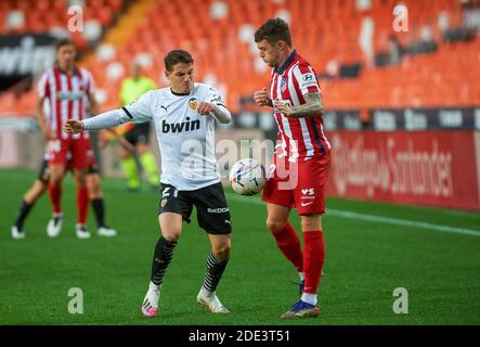 Manu Vallejo von Valencia CF und Kieran Trippier von Atletico de Madrid während der spanischen Meisterschaft La Liga Fußball mach zwischen Valencia und Atletico de Madrid am 28. November 2020 im Estadio de Mestalla in Valencia, Spanien - Foto Maria Jose Segovia / Spanien DPPI / DPPI / LM Stockfoto