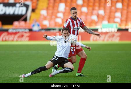 Manu Vallejo von Valencia CF und Mario Hermoso von Atletico de Madrid während der spanischen Meisterschaft La Liga Fußball mach zwischen Valencia und Atletico de Madrid am 28. November 2020 im Estadio de Mestalla in Valencia, Spanien - Foto Maria Jose Segovia / Spanien DPPI / DPPI / LM Stockfoto