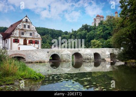 Brücke über den Fluss der Wörnitz und Schloss Harburg, Harburg, Bayern, romantische Straße, Deutschland Stockfoto