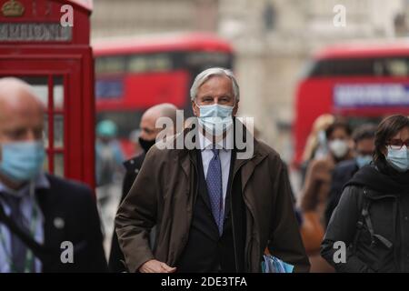 London, Großbritannien. November 2020. Der Chefunterhändler der Europäischen Union (EU) Michel Barnier (C) verlässt das Land nach Handelsgesprächen mit Großbritannien am 28. November 2020 in London. Großbritannien und die Europäische Union (EU) nahmen am Samstag die persönlichen Handelsgespräche in London wieder auf. Quelle: Tim Ireland/Xinhua/Alamy Live News Stockfoto