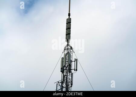 Großer Mobilfunkturm mit Arrays, Antennen und Schalen für mobile Verbindungen sowie 4G- und 5G-Internet. . Hohe Qualität Stockfoto
