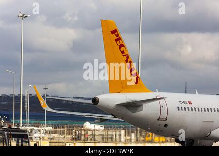 Das Heck eines Airbus A320 Pegasus Airlines-Flugzeugs auf dem Flugplatz. Flughafen Sabiha Gokcen Stockfoto