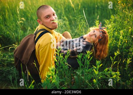 Paar liegt in einem Blumenfeld. Glückliches Paar liegt in einer Blume. Romantik, emotionale und Liebe Szene Stockfoto