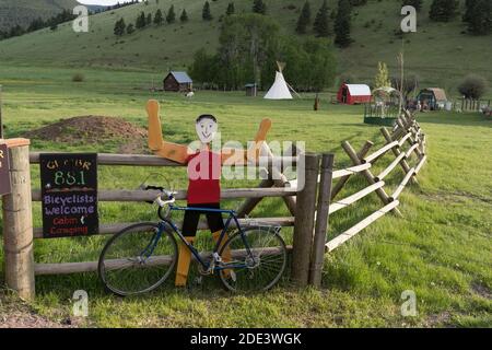 Ein Gehöft begrüßt Radfahrer und Wanderer in der Nähe des Continental Divide Trail in Canyon Creek, Montana. Stockfoto