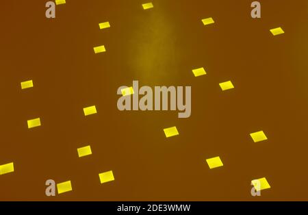 Abgestufter brauner Hintergrund mit gelber quadratischer Beleuchtung - digitale Kunst Stockfoto