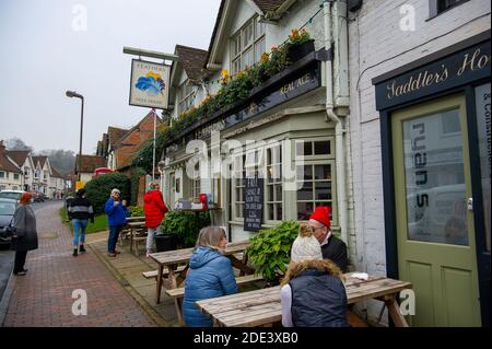 Chalfont St Giles, Buckinghamshire, Großbritannien. November 2020. Speckbrötchen zum Mitnehmen waren heute im Feathers Pub beliebt. Während der normalerweise geschäftigen Vorweihnachtszeit, da viele Geschäfte während der Covid-19-Sperre 2 geschlossen bleiben, gingen die Einheimischen heute spazieren und genossen Kaffees zum Mitnehmen im malerischen ländlichen Dorf Chalfont St Giles in Buckinghamshire. Quelle: Maureen McLean/Alamy Live News Stockfoto