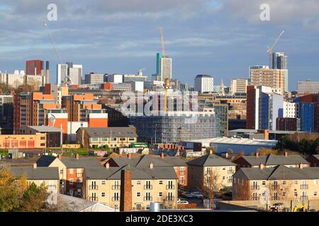 Die Skyline von Leeds von einer Arbeitsbühne mit dem Scissor Lift aus gesehen. Stockfoto