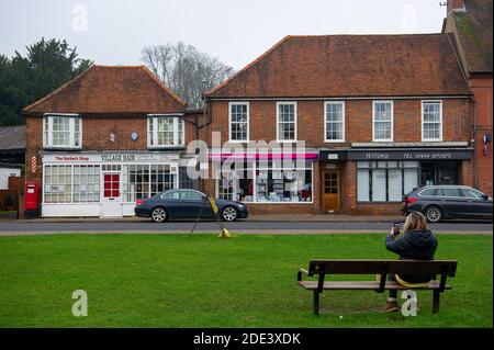 Chalfont St Giles, Buckinghamshire, Großbritannien. November 2020. Während der normalerweise geschäftigen Vorweihnachtszeit, da viele Geschäfte während der Covid-19-Sperre 2 geschlossen bleiben, gingen die Einheimischen heute spazieren und genossen Kaffees zum Mitnehmen im malerischen ländlichen Dorf Chalfont St Giles in Buckinghamshire. Quelle: Maureen McLean/Alamy Live News Stockfoto