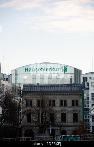 Hamburg, Deutschland. November 2020. Das Hauptgebäude der HanseMerkur Versicherungsgruppe. Quelle: Daniel Reinhardt/dpa/Alamy Live News Stockfoto