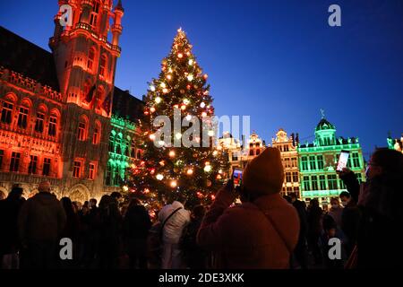 Brüssel, Belgien. November 2020. Am 28. November 2020 besuchen die Menschen den mit einem Weihnachtsbaum geschmückten Grand Place in Brüssel, Belgien. Der Weihnachtsbaum am Grand Place von Brüssel wurde in diesem Jahr mit dem Thema "neu" dekoriert. Quelle: Zheng Huansong/Xinhua/Alamy Live News Stockfoto