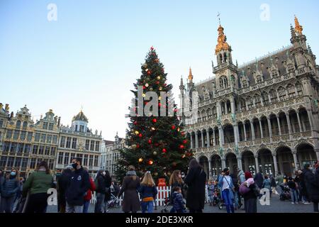 Brüssel, Belgien. November 2020. Am 28. November 2020 besuchen die Menschen den mit einem Weihnachtsbaum geschmückten Grand Place in Brüssel, Belgien. Der Weihnachtsbaum am Grand Place von Brüssel wurde in diesem Jahr mit dem Thema "neu" dekoriert. Quelle: Zheng Huansong/Xinhua/Alamy Live News Stockfoto