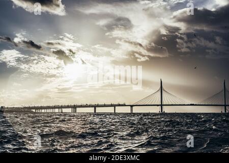 St. Petersburg, Russland, 27. Februar 2020. Neue Autobahn-Straße mit Kabel-Brücke über den Fluss Neva Stockfoto