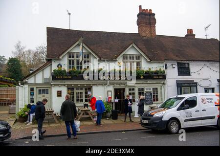 Chalfont St Giles, Buckinghamshire, Großbritannien. November 2020. Speckbrötchen zum Mitnehmen waren heute im Feathers Pub beliebt. Während der normalerweise geschäftigen Vorweihnachtszeit, da viele Geschäfte während der Covid-19-Sperre 2 geschlossen bleiben, gingen die Einheimischen heute spazieren und genossen Kaffees zum Mitnehmen im malerischen ländlichen Dorf Chalfont St Giles in Buckinghamshire. Quelle: Maureen McLean/Alamy Live News Stockfoto