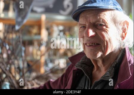 Berlin, Deutschland. November 2020. Ben Wagin, Künstler, sitzt in einem seiner Ateliers. Quelle: Christophe Gateau/dpa/Alamy Live News Stockfoto