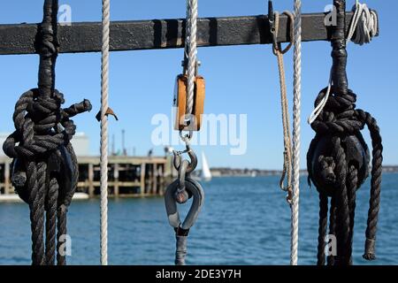 Vintage Segelboot Rigging Lines, Block und Tackle Stockfoto