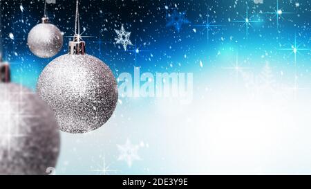 Silberne Weihnachtskugeln auf blauem Hintergrund mit Schneeflocken. Banner. Frohe Weihnachten und Happy New Year Konzept. Speicherplatz kopieren Stockfoto