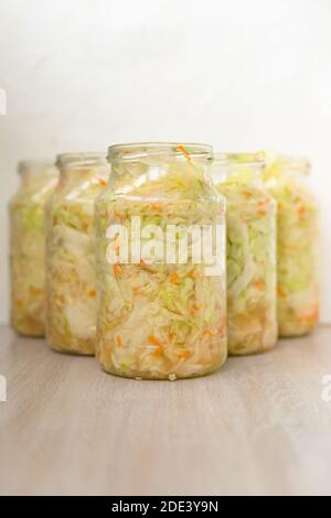 Sauerkraut Gärung in Glasbehältern. Schneiden Sie Weißkohl, der von Milchsäurebakterien fermentiert wird Stockfoto