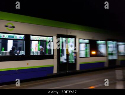 Fahrgäste in einer Tramlink Croydon Tram mit Gesichtsmasken, Gesichtsbedeckungen während der Coronavirus-Pandemie von 2020 Stockfoto