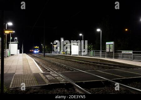 Erste Londoner Straßenbahnen Croydon Tramlink Bombardier flexible schnelle CR4000 Tram Nr. 2539 nähert sich der Haltestelle Coombe Lane, Croydon, London Stockfoto