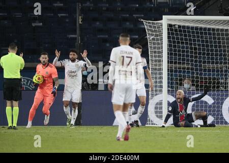 Neymar da Silva Santos Junior - Neymar Jr (PSG) reagierte auf Octavio Henrique Passos Santos (Girondins de Bordeaux) Fouls der Spieler Neymar da Silva Santos Junior - Neymar Jr (PSG) während der französischen Meisterschaft Ligue 1 Fußballspiel zwischen Paris Saint-Germain und Girondins de Bordeaux am 28. November, 2020 im Stadion Parc des Princes in Paris, Frankreich - Foto Stephane Allaman / DPPI / LM Stockfoto