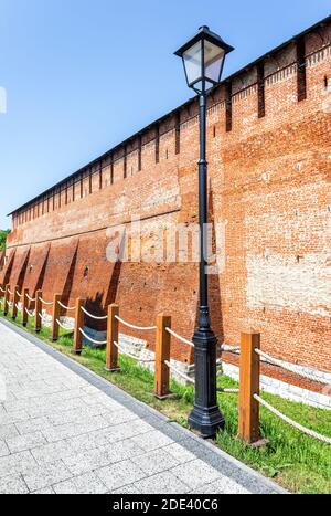 Rote Backsteinmauer des mittelalterlichen Kolomna Kreml. Russische Geschichte, Sehenswürdigkeiten und alte Architektur Stockfoto