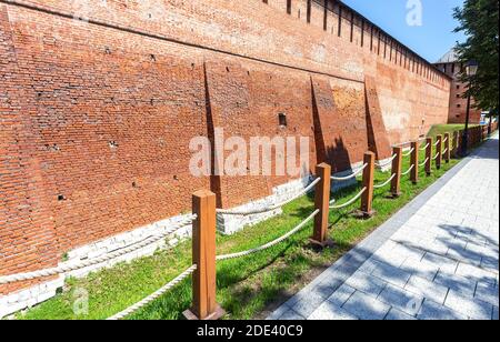 Rote Backsteinmauer des mittelalterlichen Kolomna Kreml. Russische Geschichte, Sehenswürdigkeiten und alte Architektur Stockfoto