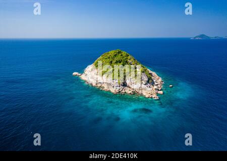 Luftaufnahme einer wunderschönen tropischen Insel umgeben von Korallenriff (Similan Inseln, Thailand) Stockfoto